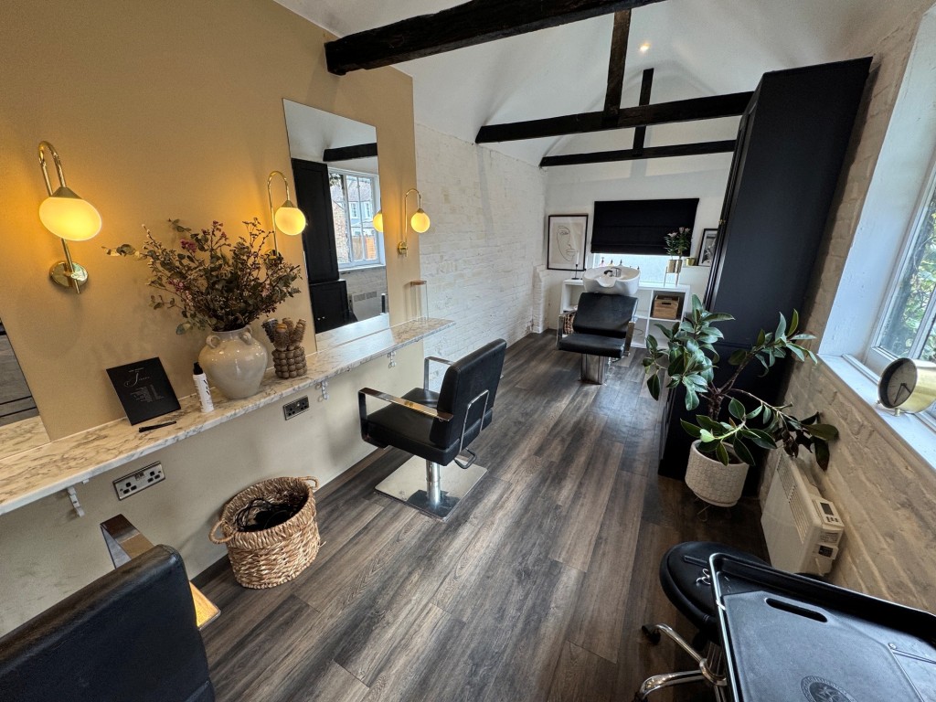 Lot: 46 - PERIOD COMMERCIAL AND RESIDENTIAL HIGH STREET INVESTMENT - Hairdressers - salon